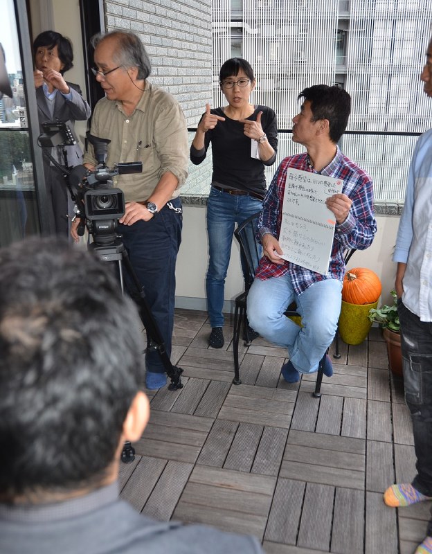 手話通訳や字幕を付け、聴覚障害者にもわかりやすく伝えるHIV感染予防動画を制作した今村彩子さん(左から3人目)=東京都港区で2018年10月28日午後2時5分、蒔田備憲撮影