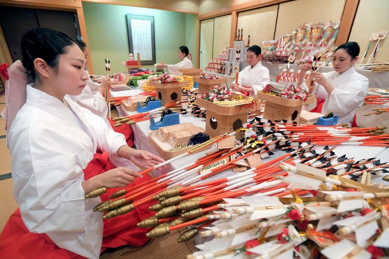 福岡：新たな気持ちで 太宰府で迎春準備 | 毎日新聞