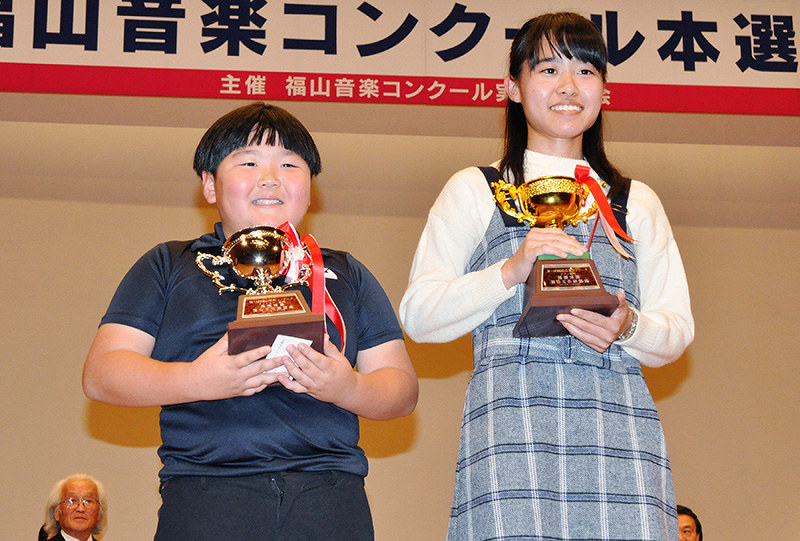 福山音楽コンクールで最優秀賞に選ばれたバイオリンの中村晴さん(左)とピアノの山本杏樹さん=広島県福山市のふくやま芸術文化会館リーデンローズで、藤田祐子撮影