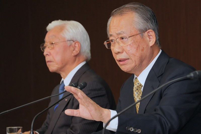NHK受信料の値下げについて記者会見する上田良一会長(右)と経営委の石原進委員長=東京都渋谷区で2018年11月27日午後5時42分、和田大典撮影