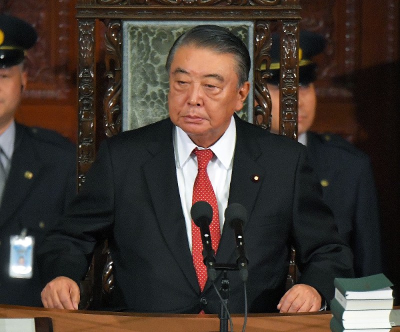 入管法改正案の採決を行う衆院本会議に臨む大島理森衆院議長=国会内で2018年11月27日午後8時31分、手塚耕一郎撮影