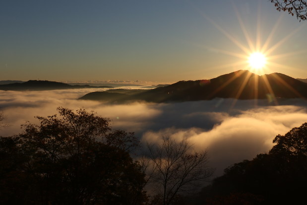晩秋の風物詩、雲海=栃木県茂木町で。インフルエンザの季節も近づく