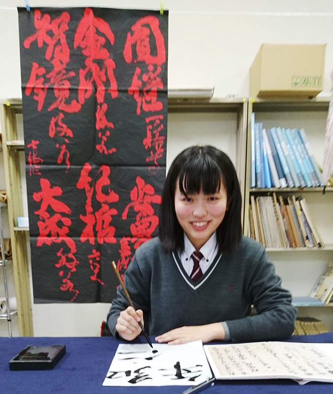 「書の甲子園」準大賞の鳥取城北3年・川村七海さん=有田浩子撮影