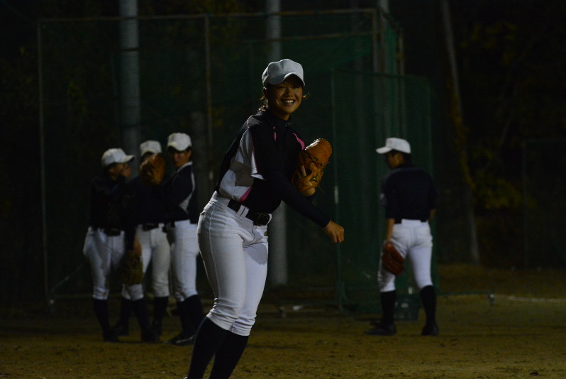 夜間練習でノックを受ける京都両洋の選手たち