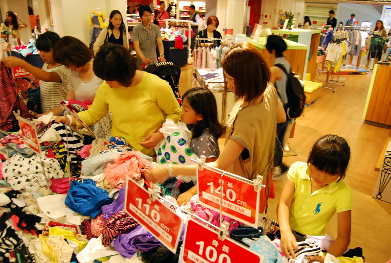 =東京都豊島区の西武池袋本店で2014年6月28日、種市房子撮影