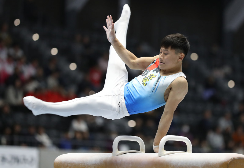 男子個人総合スーパーファイナルであん馬の演技をする北園丈琉=佐々木順一撮影