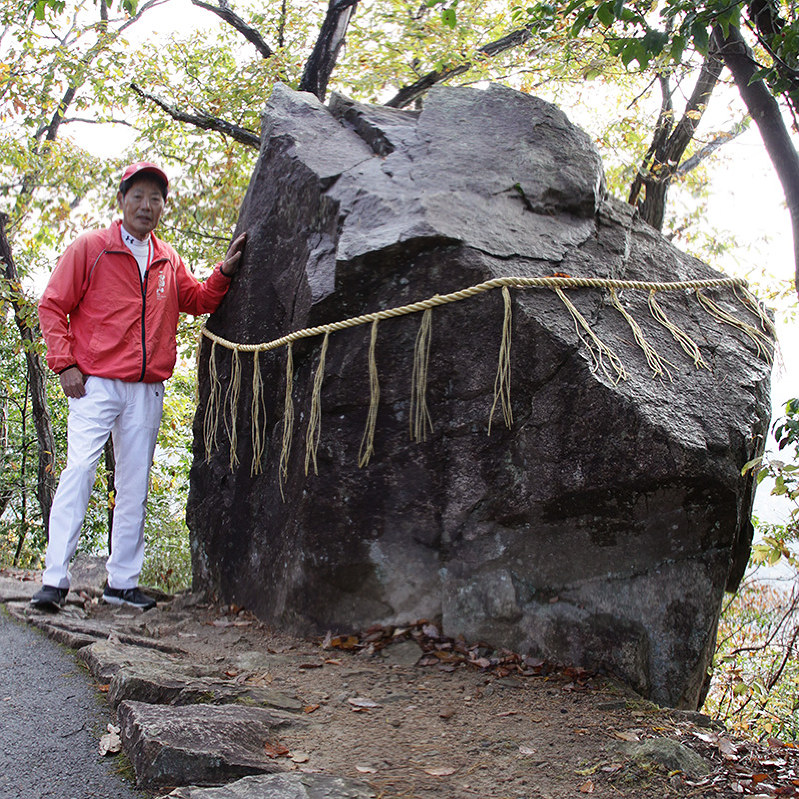 受験生らに話題の落ちそうで落ちない巨岩=兵庫県朝来市で2018年11月20日、松田学撮影
