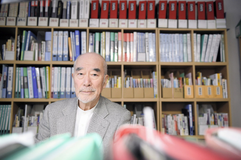 自宅には原発や哲学などの本や資料が所狭しと並べられている=東京都世田谷区で2018年4月19日、丸山博撮影