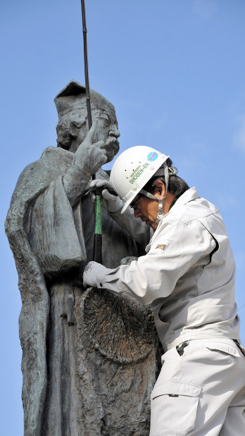 広島・福山：釣人像を修復 ハロウィーンで破損 | 毎日新聞