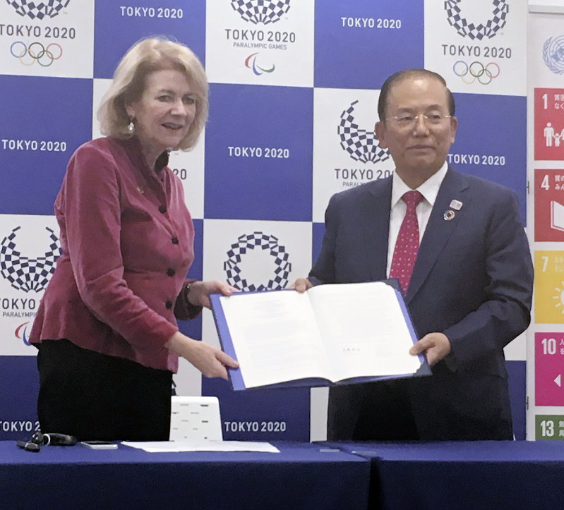 国連とSDGs推進のための基本合意書を締結する組織委の武藤敏郎事務総長(右)