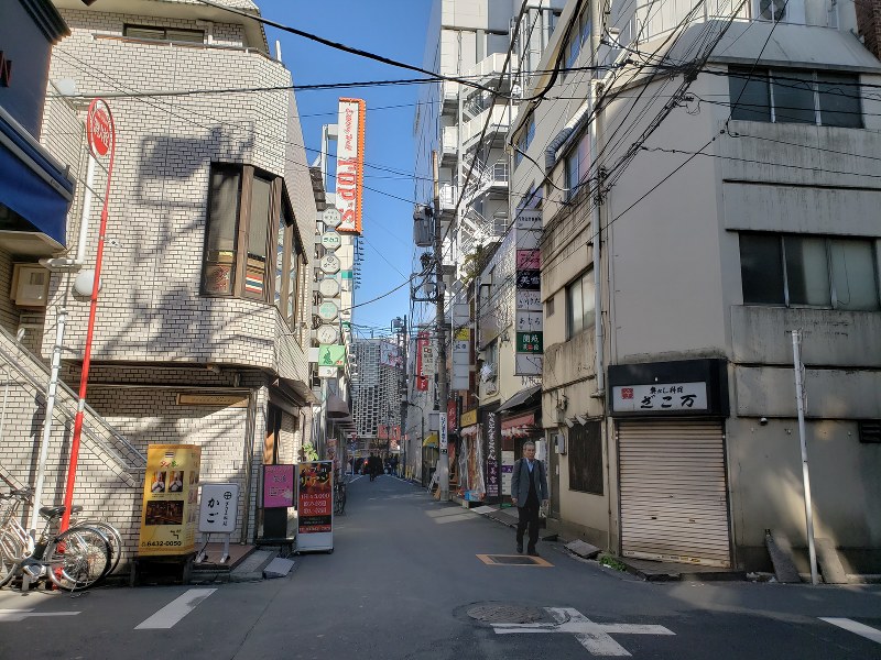 居酒屋などが軒を連ねるJR新橋駅前の繁華街。事件はその一角で起きた=2018年11月30日、東京都港区新橋で中川聡子撮影