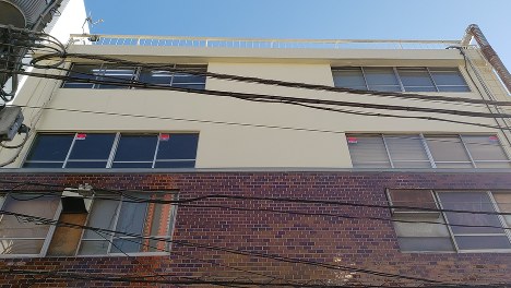 事件が起きたキャバクラ店が入居していたビル。店は事件後すぐに退去したという＝２０１８年１１月３０日、東京都港区新橋で中川聡子撮影