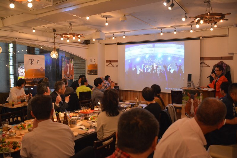 南相馬市が東京で開いた「サポーター交流会」。出身者やボランティア経験者らを「関係人口」と捉えた取り組みの一環だ=東京都港区赤坂3の東北酒場トレジオンポートで2018年11月22日、曽根田和久撮影