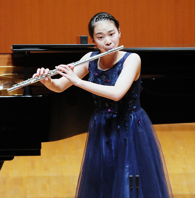 第72回全日本学生音楽コンクール全国大会のフルート部門高校の部で3位になった西邑華梨さん=横浜市西区のみなとみらいホールで、長谷川直亮撮影