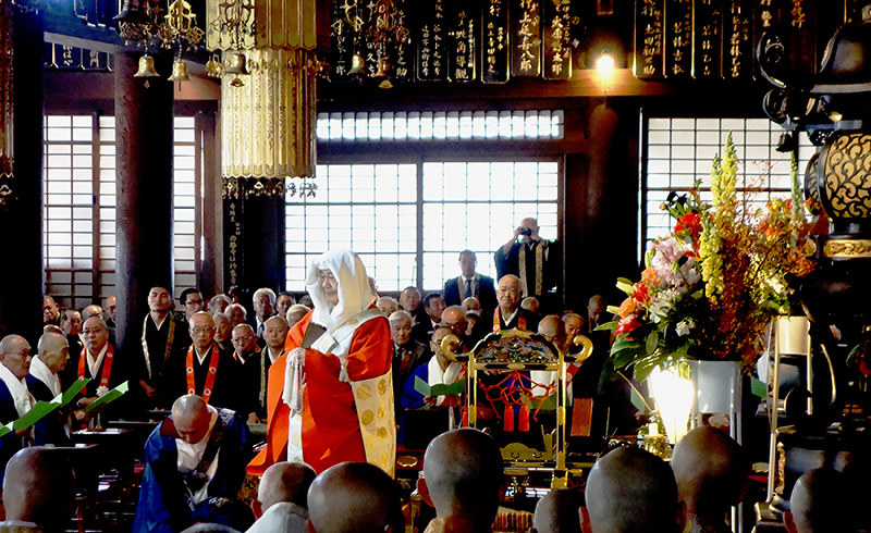 西教寺本堂で晋山式に臨む武田圓寵大僧正(手前の帽子をかぶった人)=大津市坂本5で、濱弘明撮影