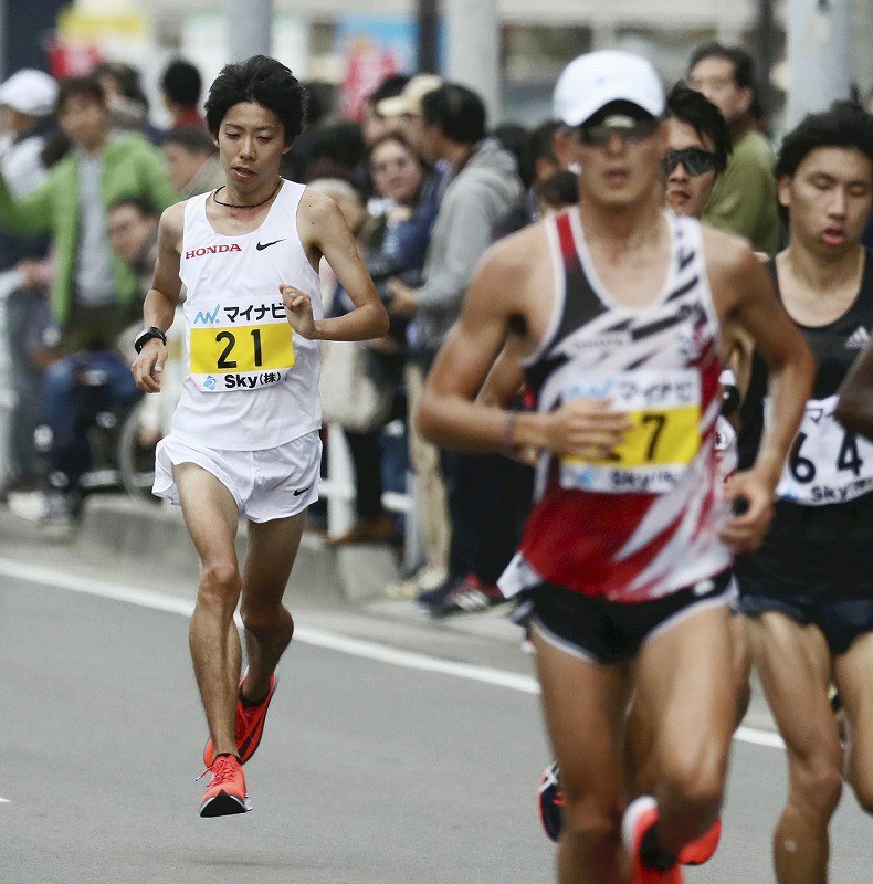 福岡国際マラソン：服部勇馬が2時間7分27秒で初優勝 [写真