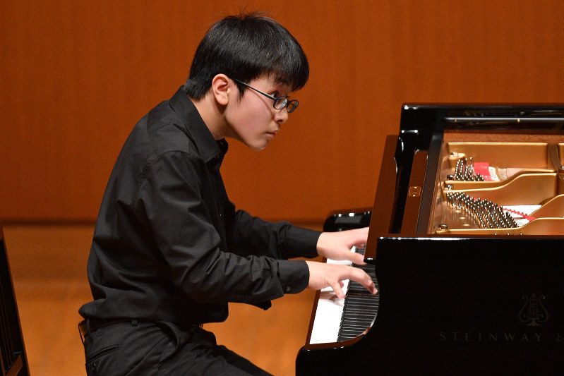 全日本学生音楽コンクール全国大会ピアノ部門小学校の部で1位になった加藤皓介さん=横浜市西区の横浜みなとみらいホールで2018年12月1日、丸山博撮影