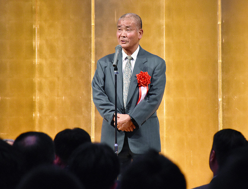 教え子ら約200人を前にあいさつする智弁和歌山高の高嶋仁前監督=和歌山市友田町のホテルグランヴィア和歌山で、砂押健太撮影