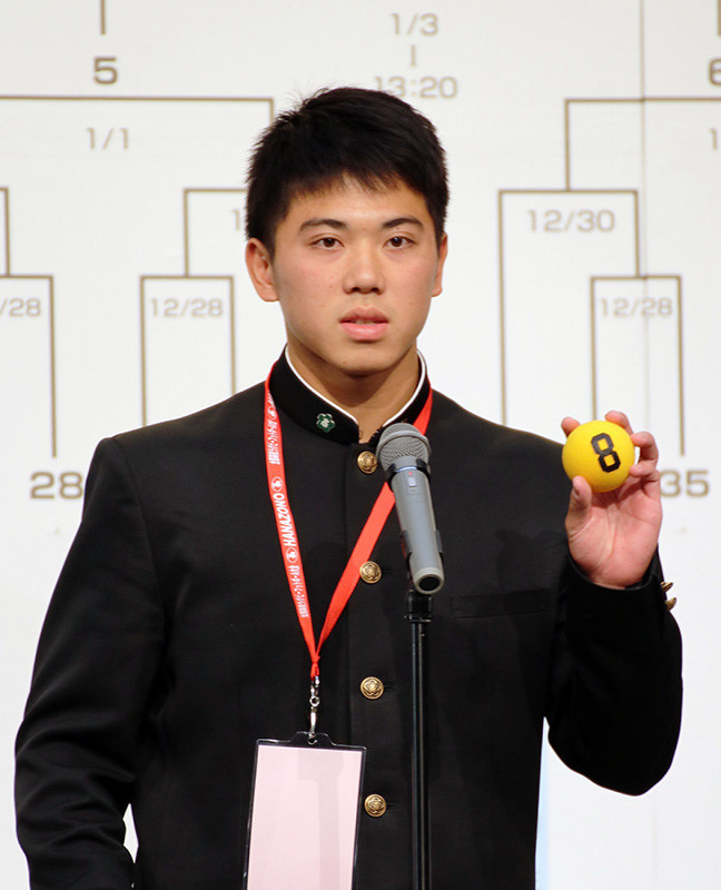 抽選会でくじの番号を読み上げる天理の福島脩登・副主将=大阪市北区の毎日新聞大阪本社オーバルホールで、姜弘修撮影