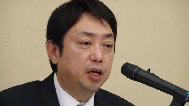 記者会見に臨む有国三知男・スルガ銀行社長=2018年11月30日、今沢真撮影