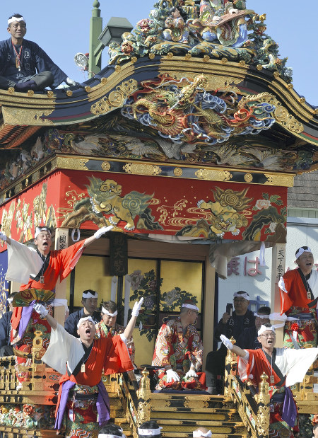 埼玉：秩父夜祭が開幕 139年ぶり中近笠鉾も特別運行 | 毎日新聞