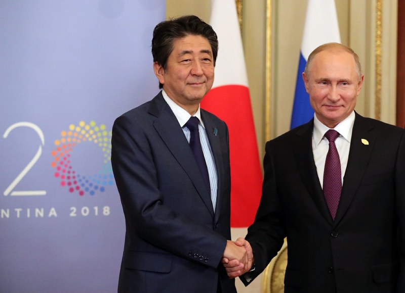 会談に臨む安倍晋三首相(左)とプーチン露大統領=ブエノスアイレスで2018年12月1日、AP