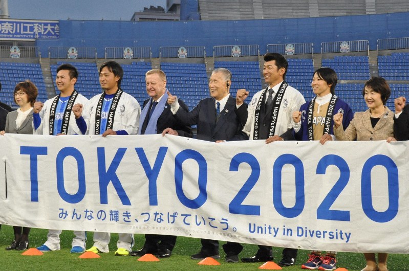 会場を視察し、記念撮影するIOCのコーツ調整委員長(左から4人目)と大会組織委の森喜朗会長(右から4人目)ら=横浜市の横浜スタジアムで2018年12月3日午後4時18分、倉沢仁志撮影