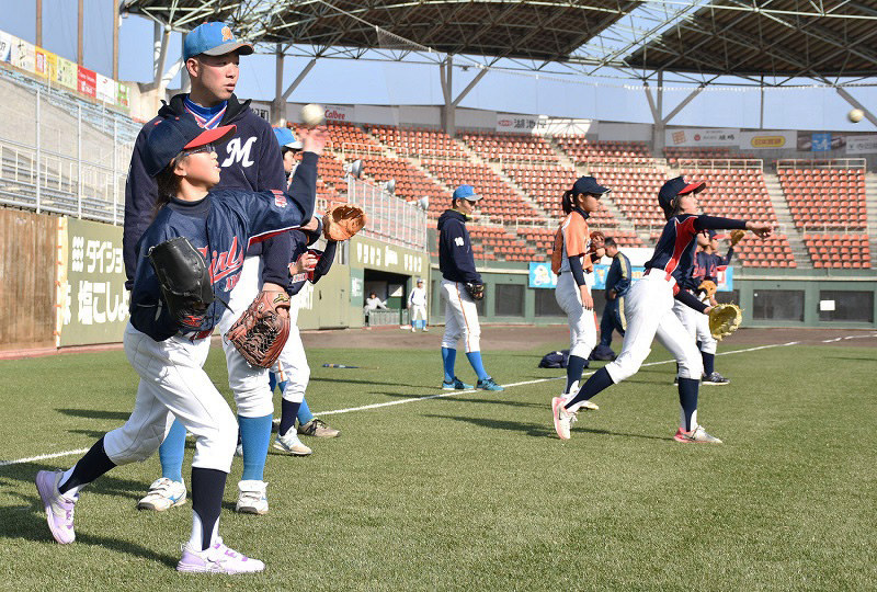 和歌山箕島球友会の選手の指導を受けてキャッチボールをする児童ら=和歌山県有田市宮崎町のマツゲン有田球場で、後藤奈緒撮影