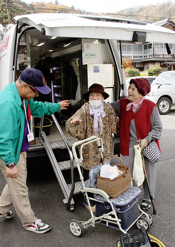 移動販売車で買い物し、談笑する高齢者=兵庫県養父市養父市場で、松田学撮影