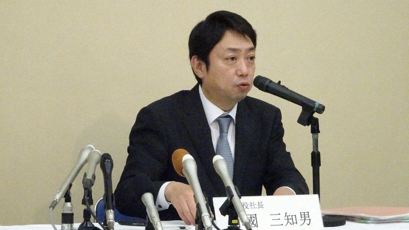 記者会見に臨む有国三知男・スルガ銀行社長=静岡県沼津市で2018年11月30日、今沢真撮影