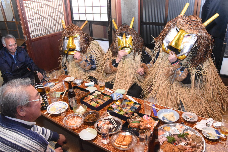 家庭でもてなされる安全寺地区のナマハゲ。金銀に飾られた面が目を引く=男鹿市北浦安全寺で2017年12月31日