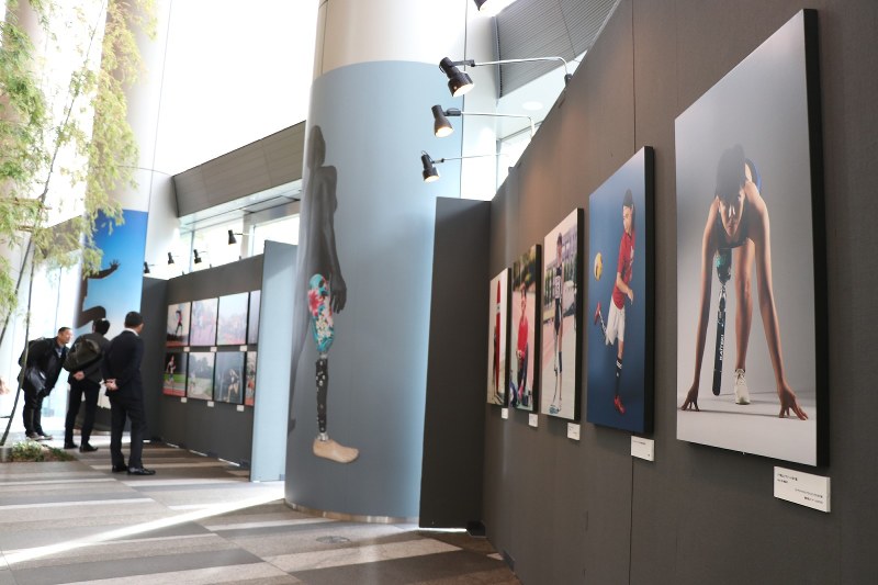 虎ノ門ヒルズで開催中の義足アスリートらの写真展=2018年12月3日午後0時28分、高橋秀明撮影