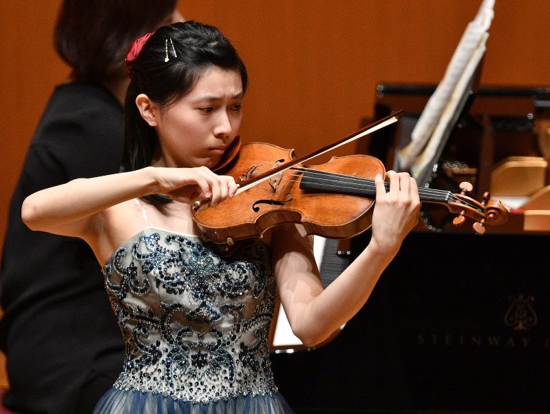 全日本学生音楽コンクール全国大会バイオリン部門高校の部で1位になった谷本さん=横浜市西区で2018年12月3日、丸山博撮影