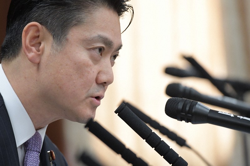 参院法務委員会で外国人労働者の受け入れを拡大する入国管理法改正案について答弁する山下貴司法相＝国会内で2018年12月4日午前11時33分、川田雅浩撮影