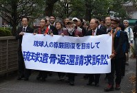 京都大が保管する遺骨の引き渡しを求めて提訴するため、京都地裁に入る原告ら＝京都市中京区で2018年12月4日午後3時1分、澤木政輝撮影