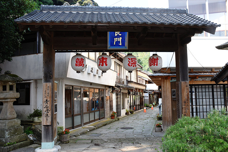 美保関の青石畳通り=松江市美保関町で、前田葵撮影