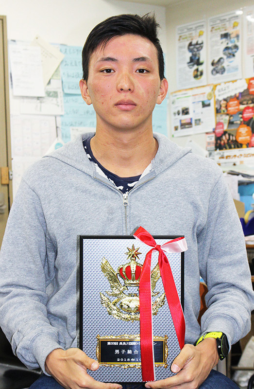トライアスロンの長良川国際2位の表彰盾を手にする本多晴飛選手=兵庫県明石市の相生学院高明石校、望月靖祥撮影