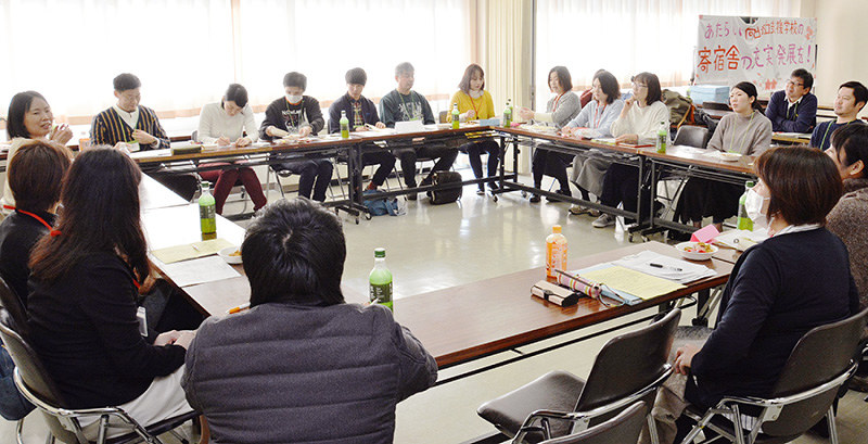 寄宿舎での生活で子供が自立し成長した喜びなどが報告された父母交流集会=京都市西京区の洛西福西会館で、中津川甫撮影