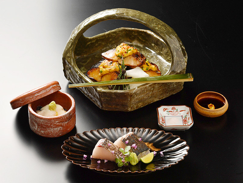 サワラの焼き霜造り(手前)、じょうよ蒸し(左)、けんちん焼き=大阪市阿倍野区で、猪飼健史撮影