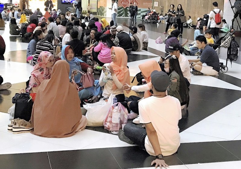 台北駅では週末、東南アジアからの労働者が友人らとおしゃべりを楽しむ=台北市で、福岡静哉撮影
