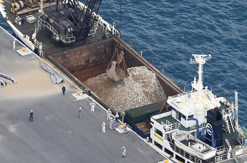 埋め立てに用いる土砂を積み込んだ作業船=沖縄県名護市で3日午後0時6分、本社機「希望」から
