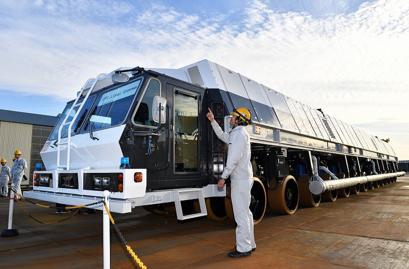 JAXA：次世代ロケットH3を発射台ごと運ぶ新型台車を公開 JAXAと三菱