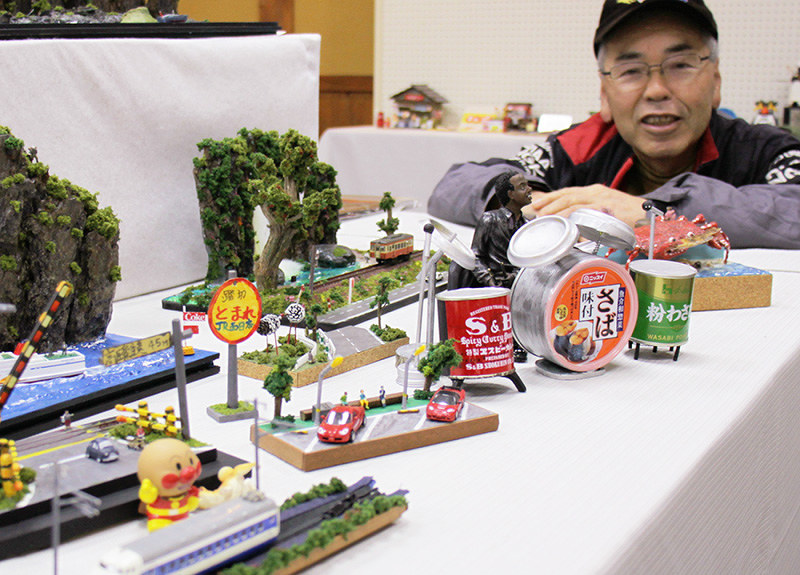 「大人から子どもまで楽しめる展示」と話す木下薫さん=兵庫県朝来市山東町で、松田学撮影