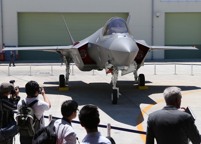 関係者や報道陣に公開された国内生産初号機のF35A戦闘機=愛知県豊山町で2017年6月5日、兵藤公治撮影