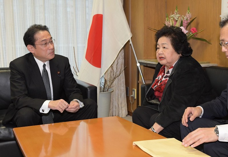 自民党の岸田文雄政調会長(左)と面会するサーロー節子さん(右)=党本部で2018年12月5日、川田雅浩撮影