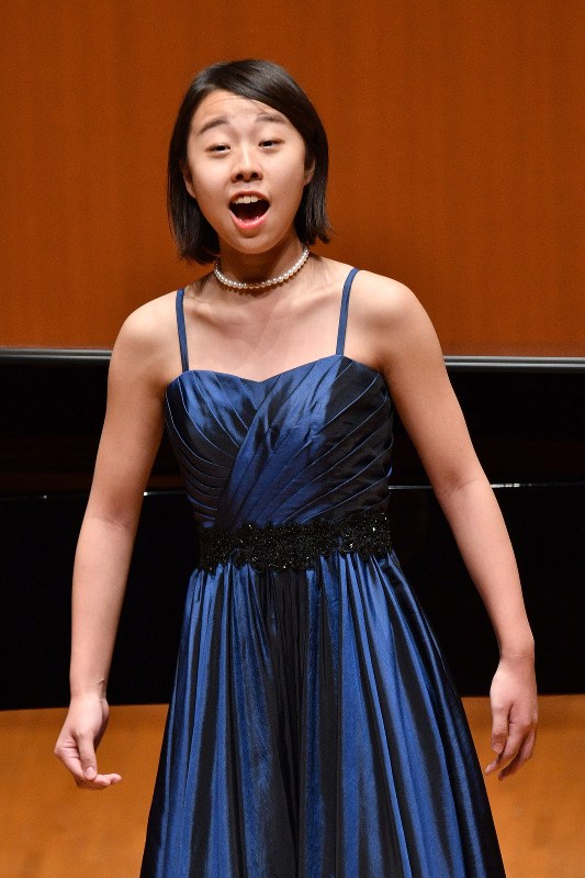 全日本学生音楽コンクール全国大会声楽部門高校の部で1位になった菅谷茉友さん=横浜市西区の横浜みなとみらいホールで2018年12月5日、丸山博撮影