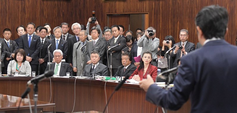 参院法務委員会で外国人労働者の受け入れを拡大する入管法改正案について安倍首相(右手前)の答弁を聞く委員や傍聴の議員たち=国会内で2018年12月6日午後3時48分、川田雅浩撮影