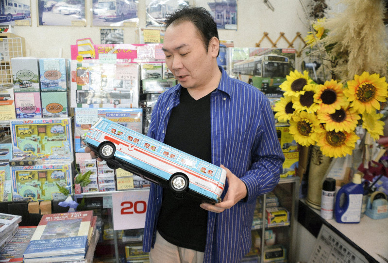 ミニチュアバス580台が集結 山梨で展示会 | 毎日新聞