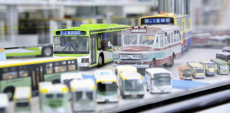 ミニチュアバス580台が集結 山梨で展示会 | 毎日新聞