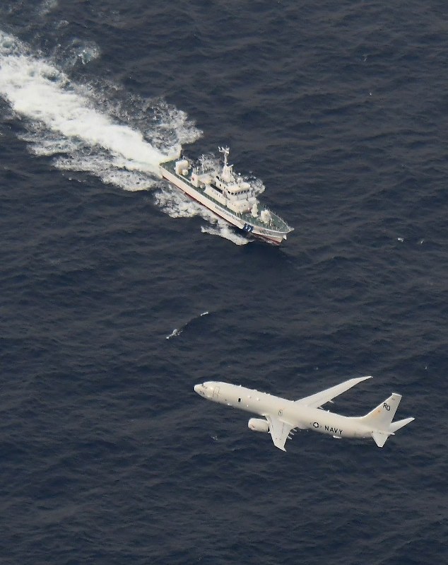 捜索活動をする海上保安庁の船と米軍の航空機=高知県・室戸岬の南東約110キロ沖で2018年12月6日午後1時半、本社機「希望」から大西達也撮影